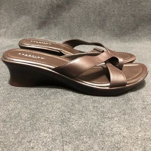 Reaction Kenneth Cole Womens Clear Vision Brown Toe Loop Wedge Sandals Size 8.5